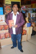 Dr. Mukesh Batra at Mukesh Batra_s Healing with Homeopothy book launch in Crossword, Kemps Corner on 21st Sept 2011 (6).JPG